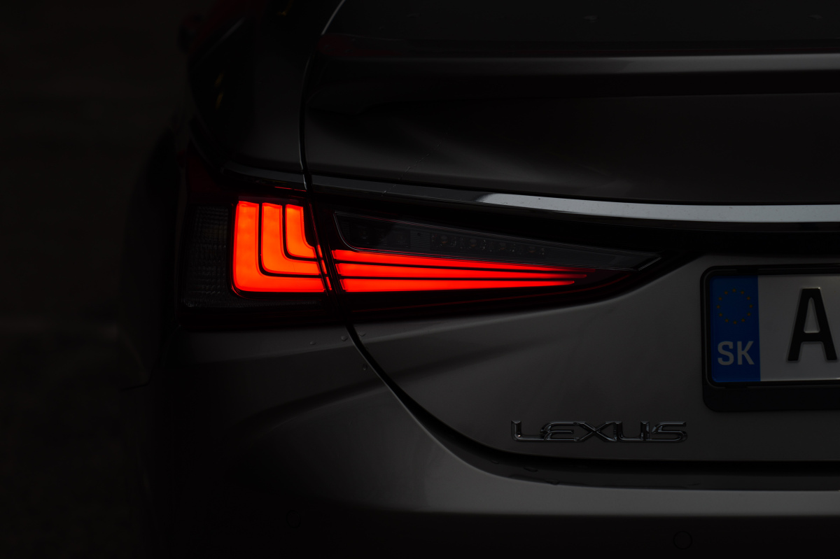 Lexus ES Legacy Edition - test 2025