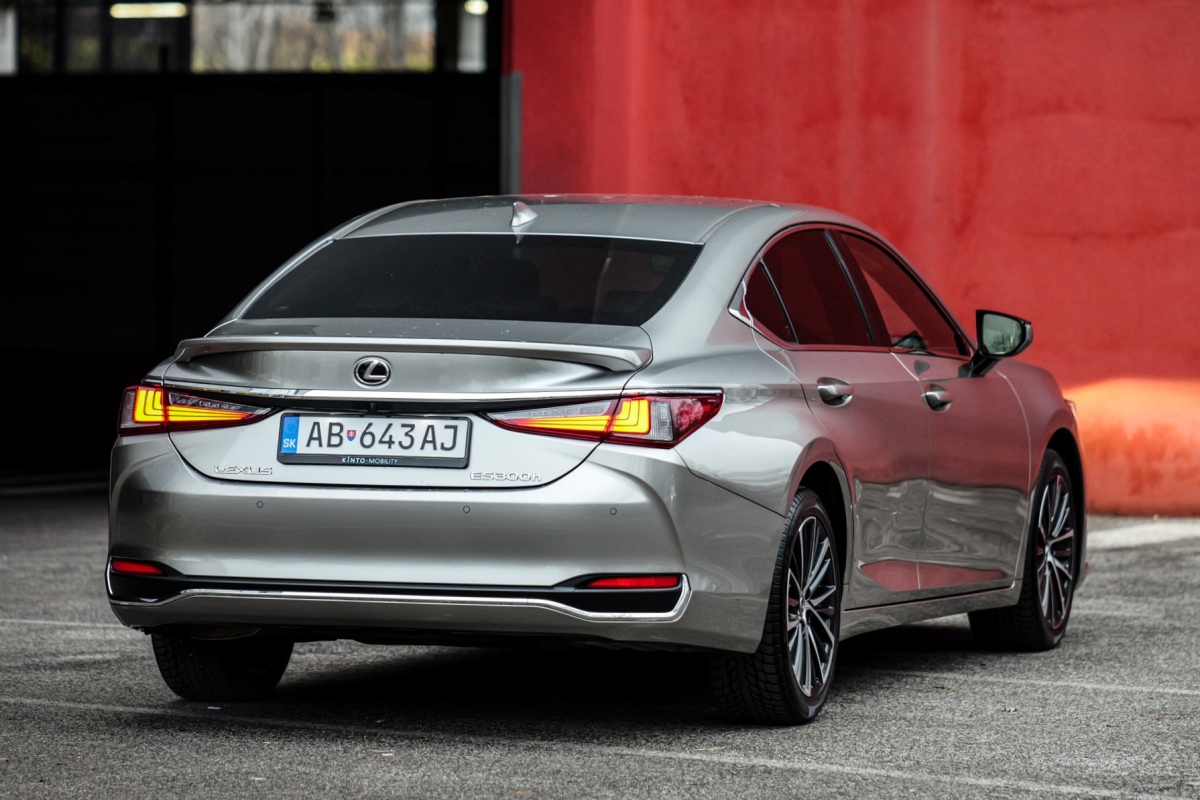 Lexus ES Legacy Edition - test 2025