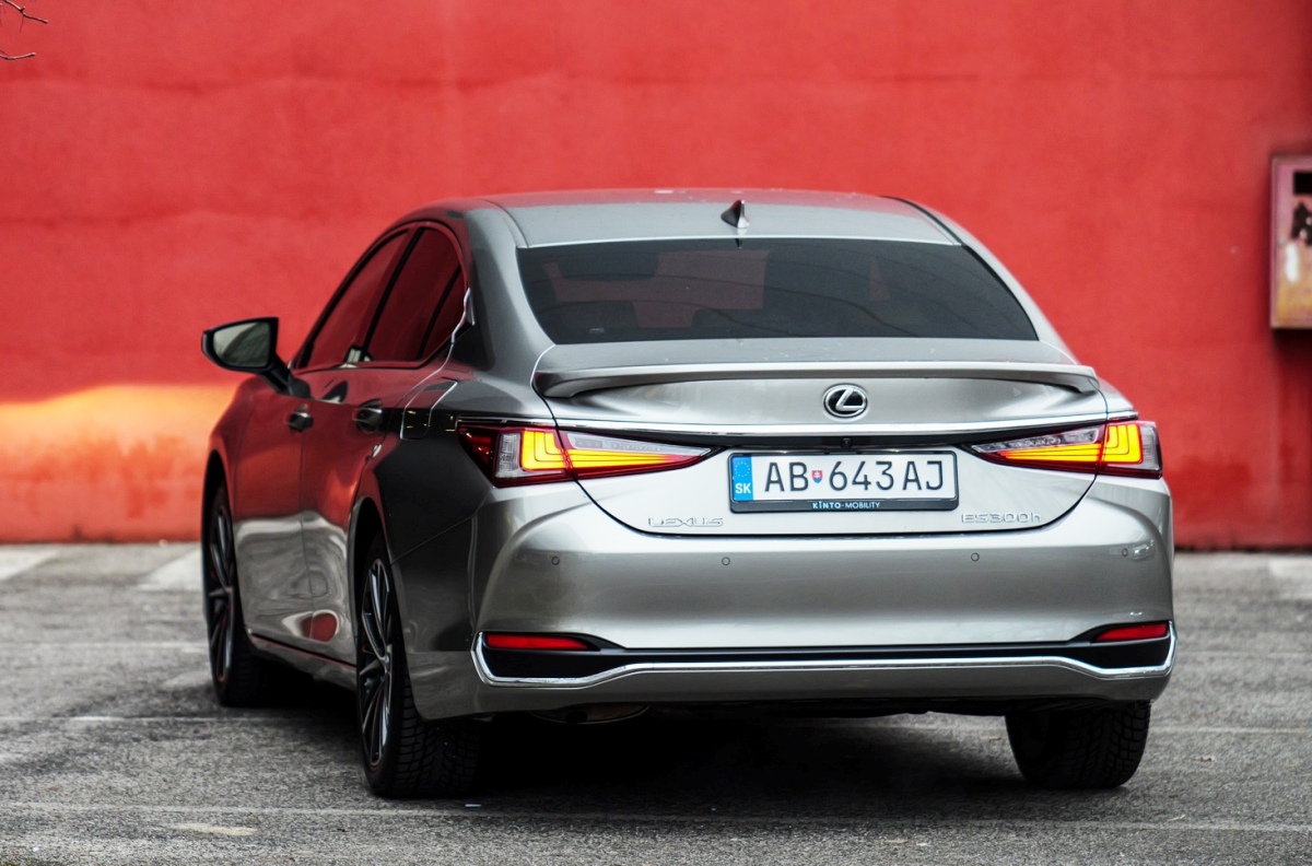 Lexus ES Legacy Edition - test 2025