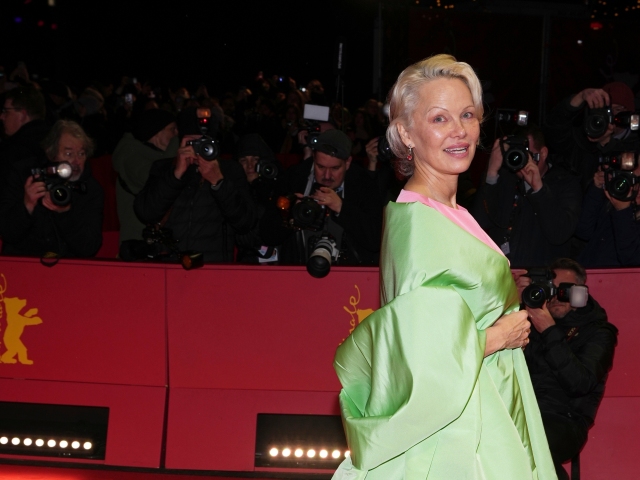 Pamela Anderson v kreácii Carolina Herrera