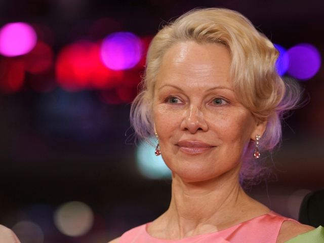 Pamela Anderson v kreácii Carolina Herrera
