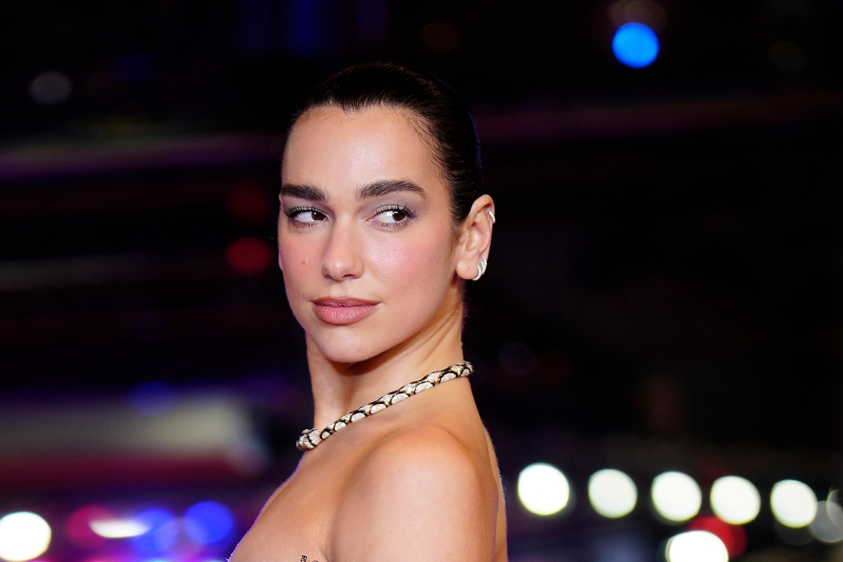 Dua Lipa v priehľadnej kreácii Chanel 