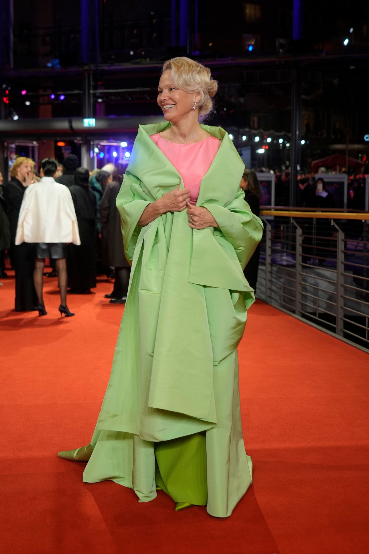 Pamela Anderson v kreácii Carolina Herrera
