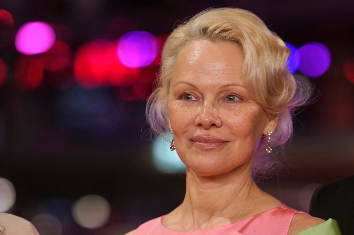 Pamela Anderson v kreácii Carolina Herrera