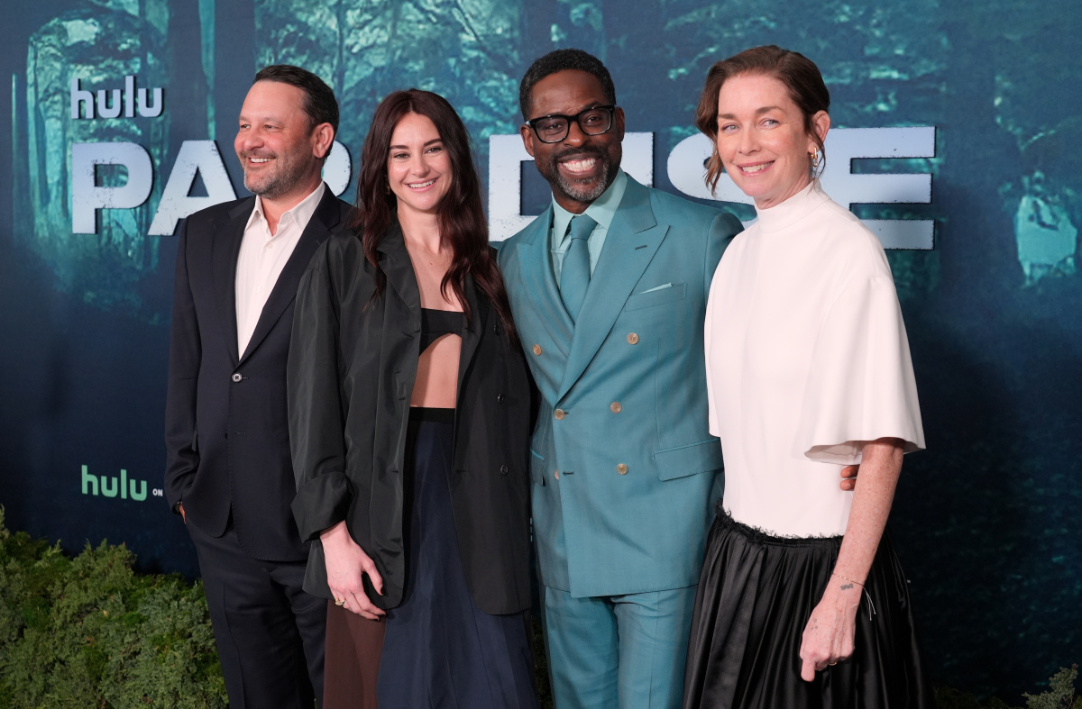Zľava: Autor predlohy k seriálu Dan Fogelman a herci Shailene Woodley, Sterling K. Brown a Julianne Nicholson.