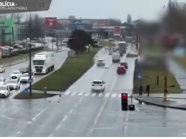 drony, červená, križovatka, auto, polícia SR