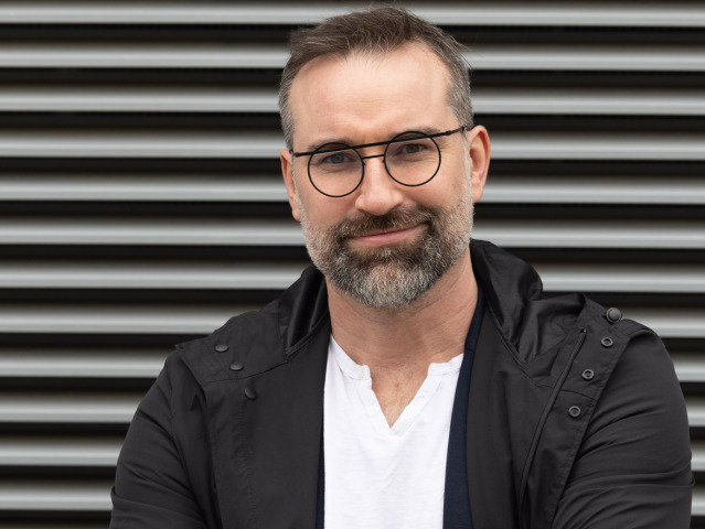 Spevák, hudobník a architekt Juraj Benetin. 