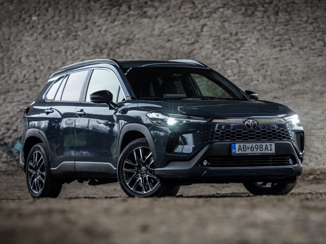 Toyota Corolla Cross 2,0 Hybrid AWD-i - test 2026