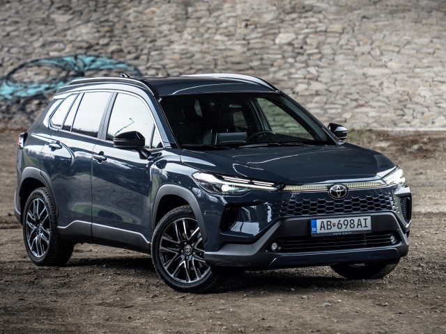 Toyota Corolla Cross 2,0 Hybrid AWD-i - test 2026