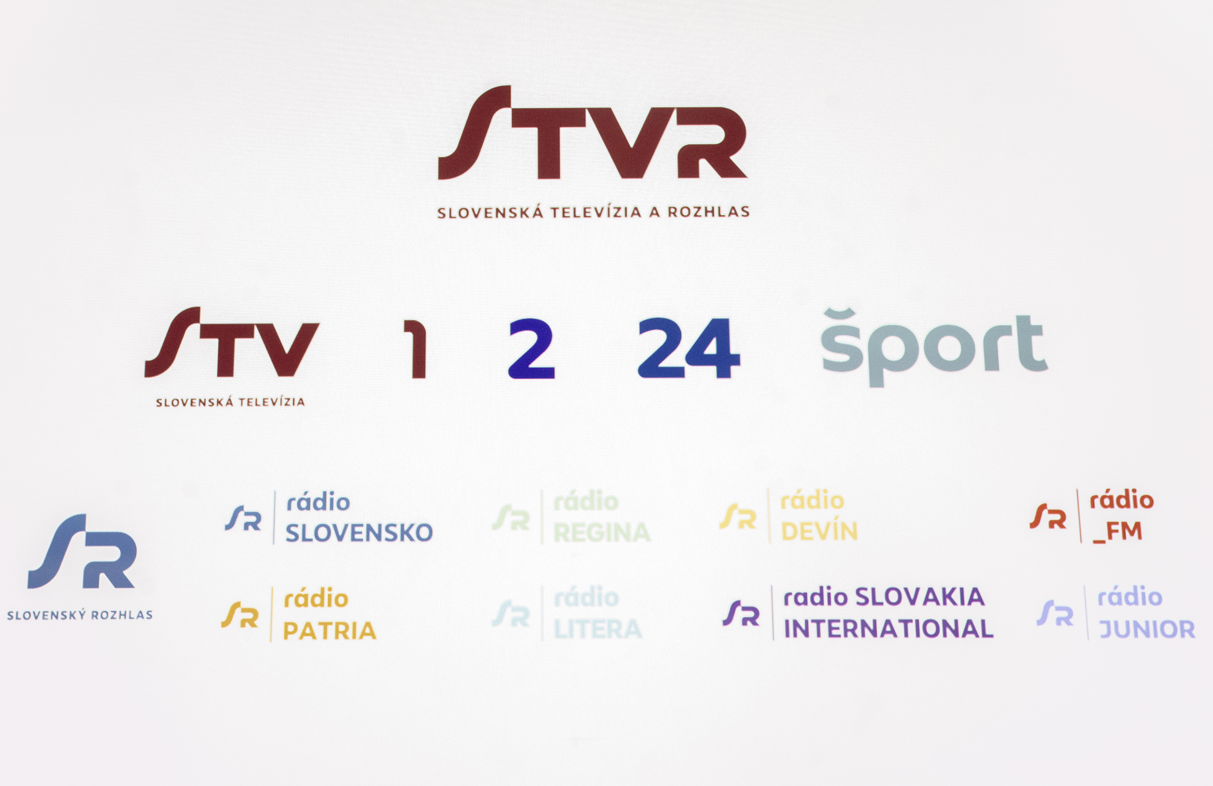 Na snímke nové logá Slovenskej televízie a rozhlasu, ktoré boli predstavené na tlačovej konferencii v Bratislave v stredu 28. januára 2026.