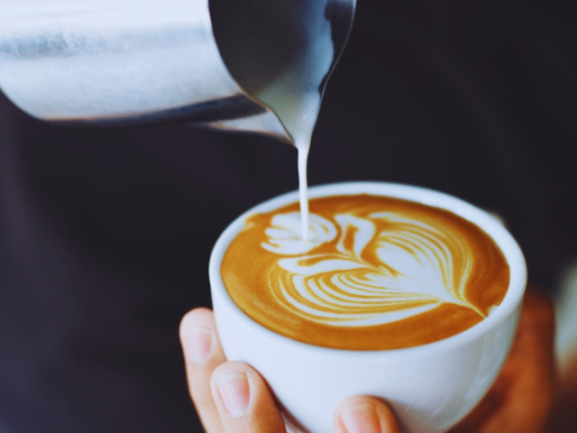 Espresso a našľahané mlieko. Ako sa každodenná šálka kávy môže stať malým umeleckým dielom