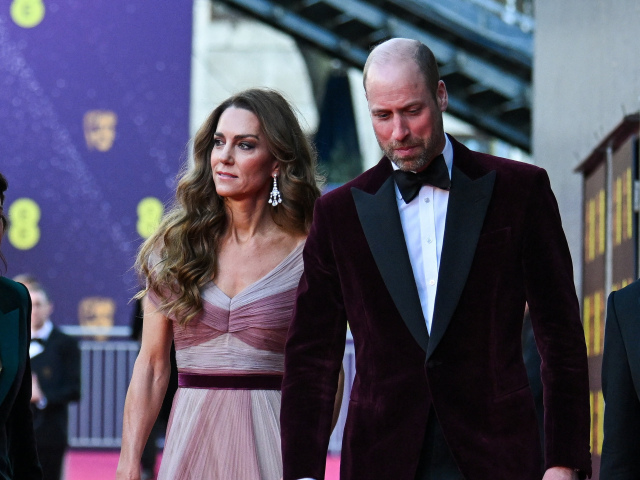 Princ William a princezná Kate prichádzajú spoločne na vyhlásenie cien BAFTA. 