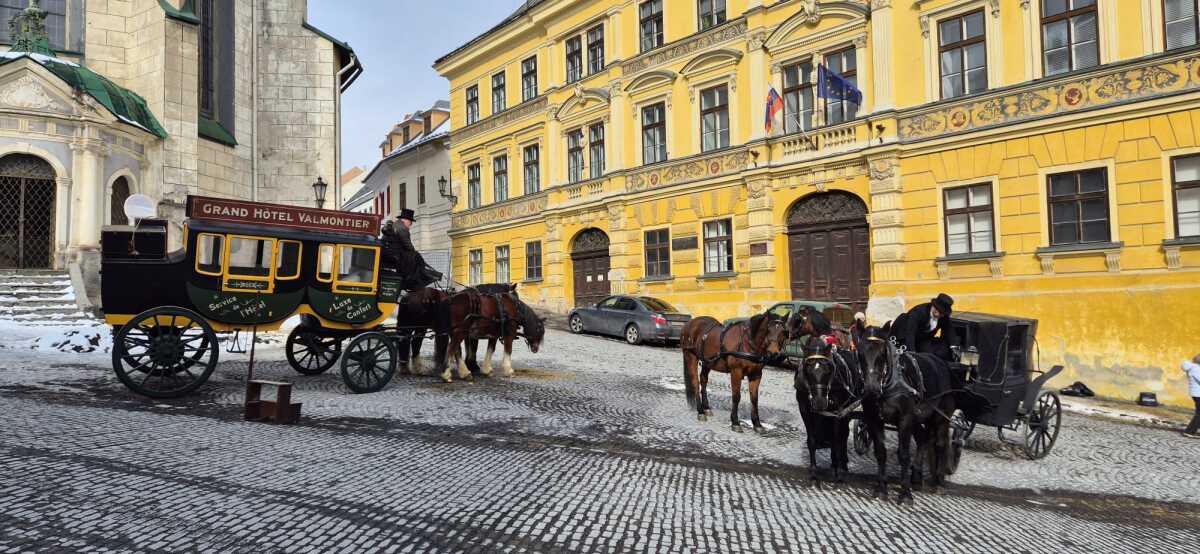 Upírska hviezda Paul Wesley nakrúca v Štiavnici