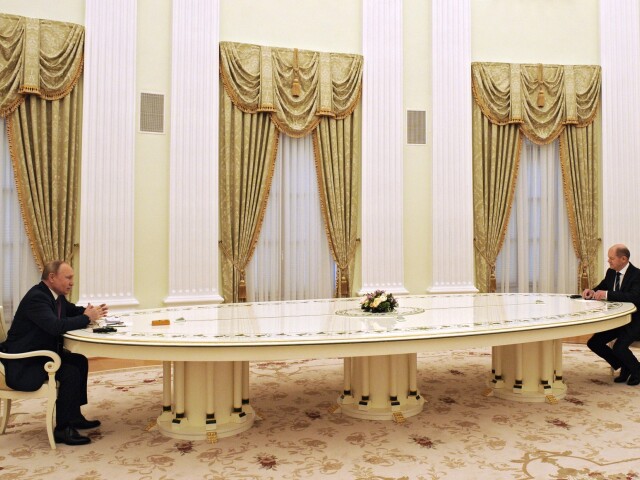 Vladimir Putin a Olaf Scholz vo februári 2022