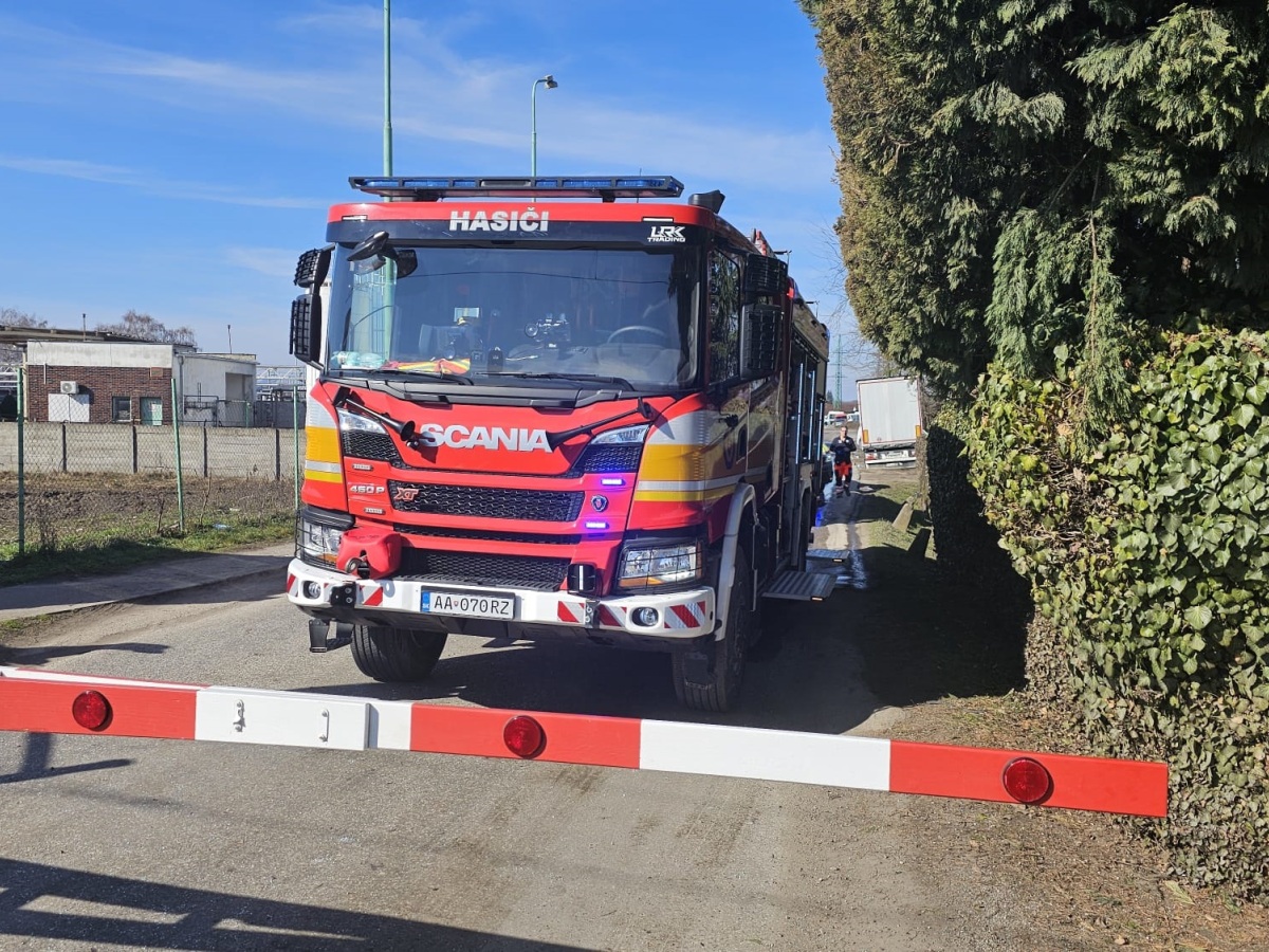 vlak kamión nové zámky hasičské auto hasiči priecestie