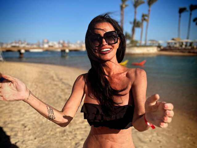 Bývalá federálny Miss Silvia Lakatošová na pláži. 