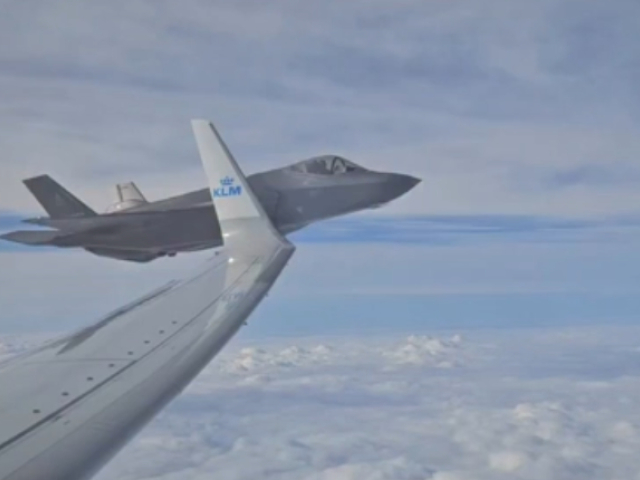 Dve stíhačky F-35 sprevádzajú lietadlo s holandskými olympionikmi
