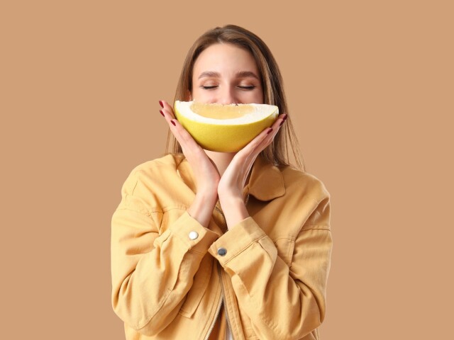 Pomelo je vzácne obsahom vitamínov a minerálov. 