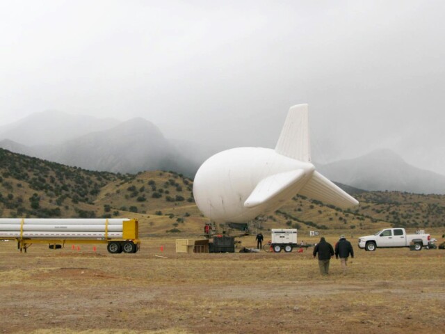 Americký aerostat na základni Fort Huachuca, Arizona, USA