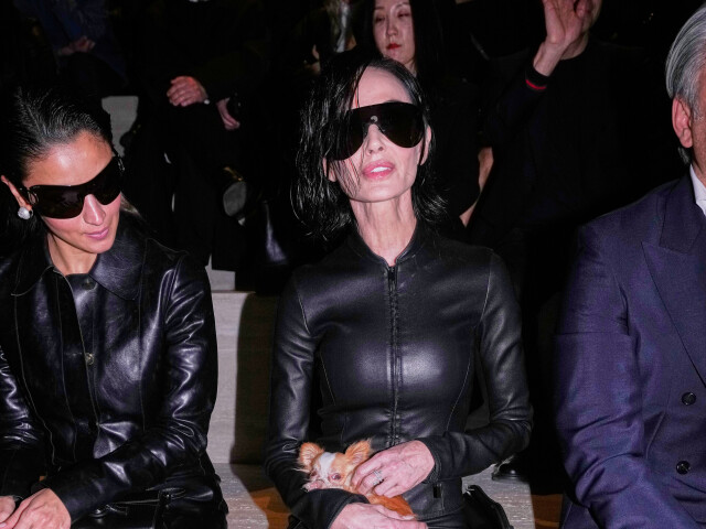 Herečka Demi Moore na prehliadke Gucci v Miláne. 