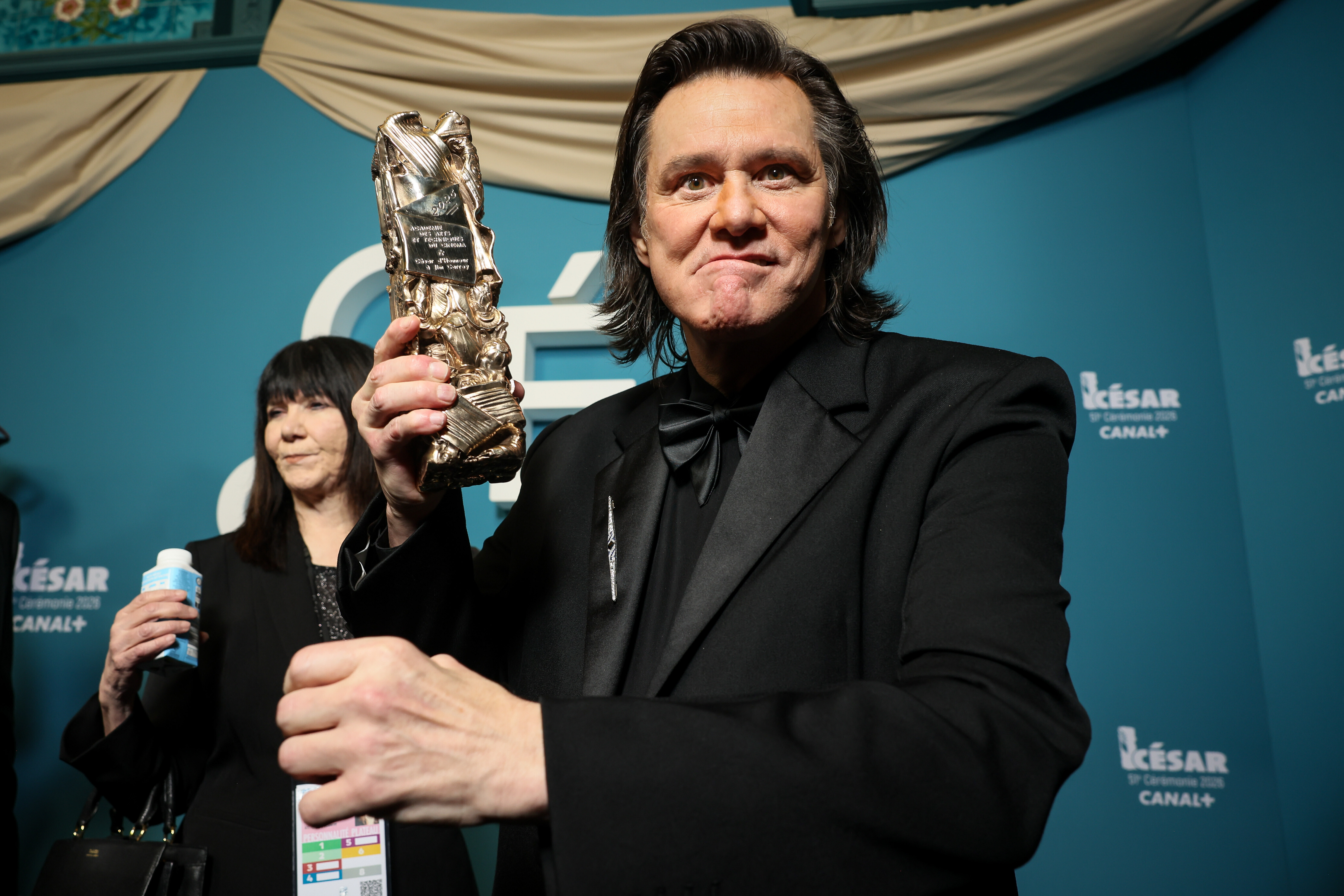 Herec Jim Carrey pózuje s čestným Cézarom na vyhlásení cien v Paríži.