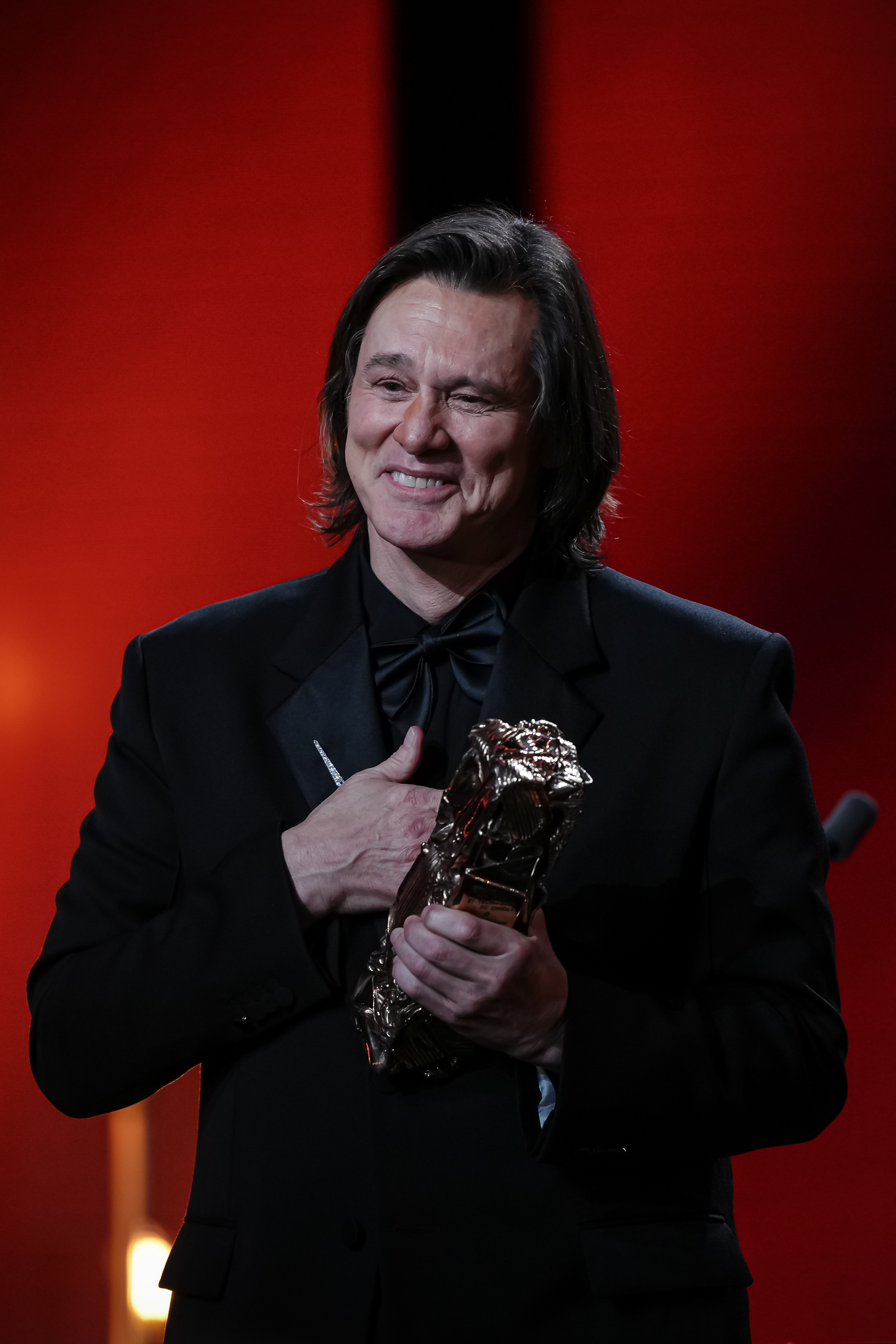 Herec Jim Carrey pózuje s čestným Cézarom na vyhlásení cien v Paríži.