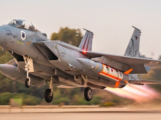 Izraelské stíhacie lietadlo F-15D s raketou Blue Sparrow