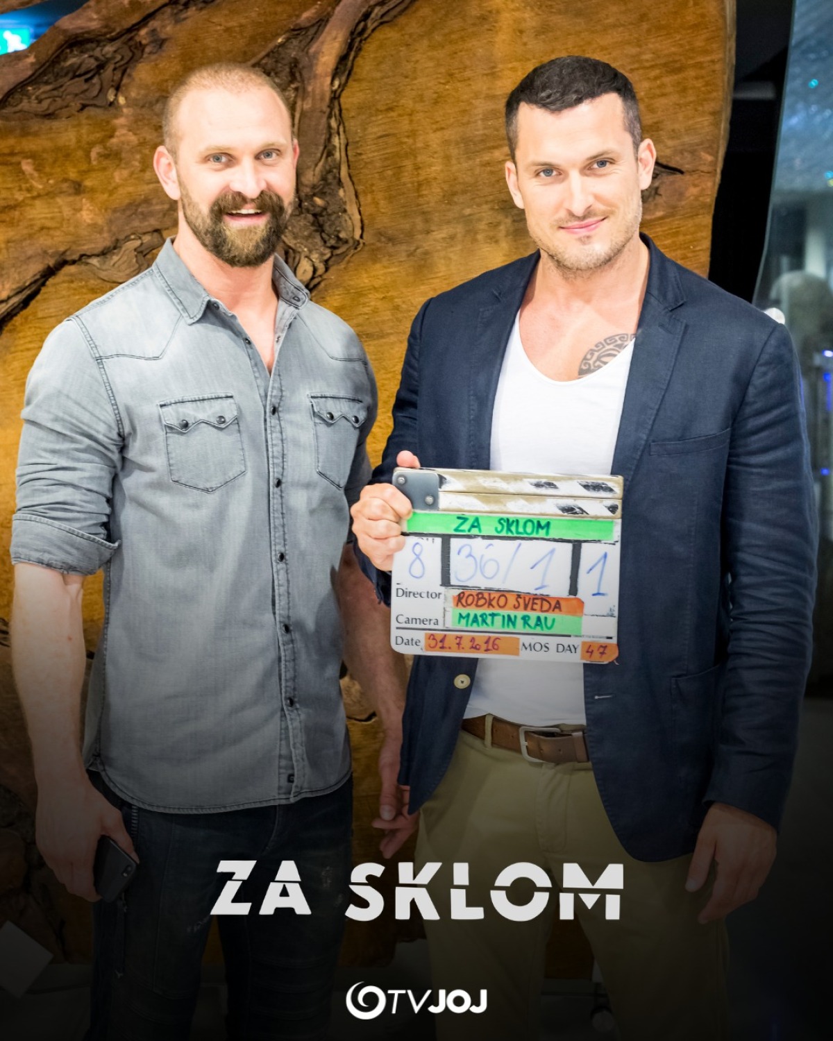 za sklom