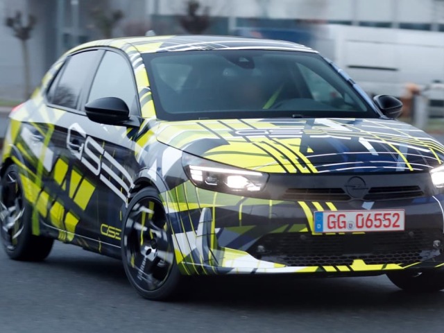 Opel Corsa GSE - maskovaný prototyp 2026