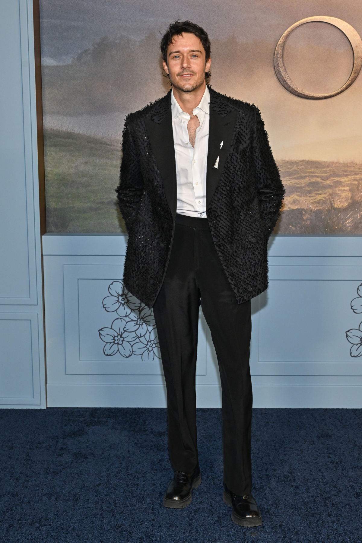 Herec César Domboy na premiére ôsmej série seriálu Outlander.