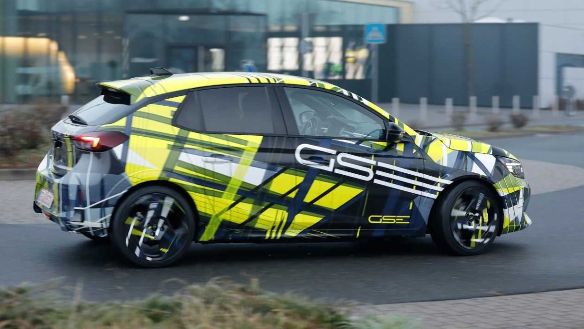 Opel Corsa GSE - maskovaný prototyp 2026