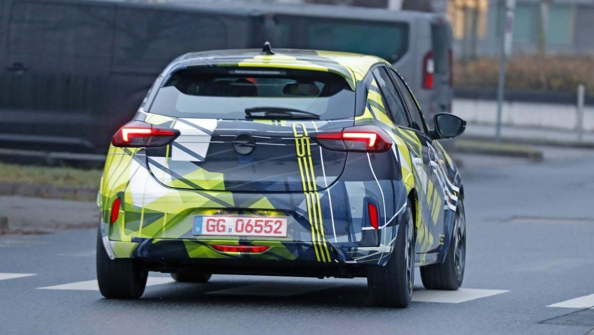 Opel Corsa GSE - maskovaný prototyp 2026