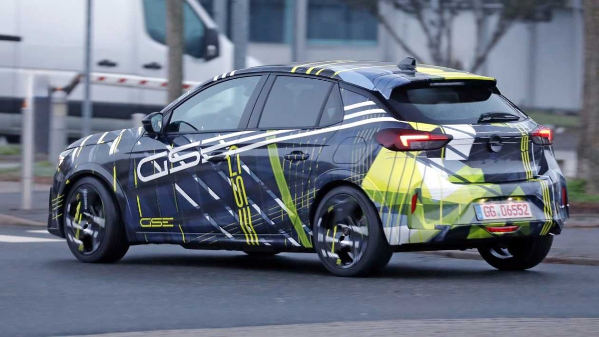 Opel Corsa GSE - maskovaný prototyp 2026