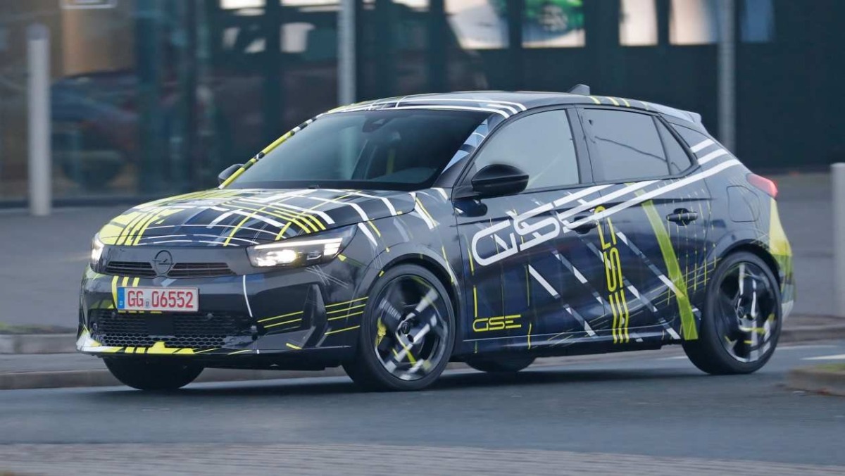 Opel Corsa GSE - maskovaný prototyp 2026
