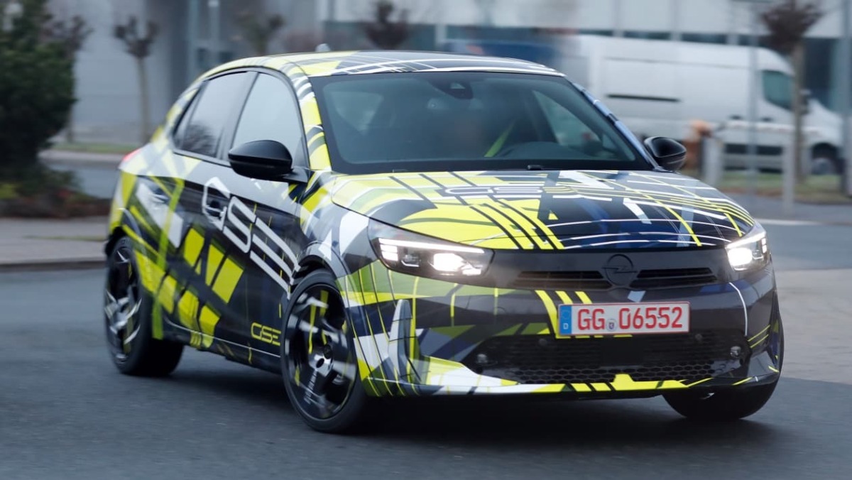 Opel Corsa GSE - maskovaný prototyp 2026