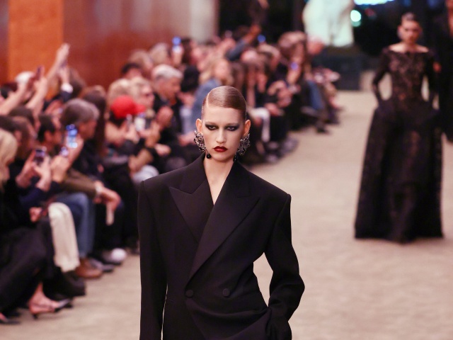 Modelka na prehliadke ateliéru Saint Laurent v Paríži. 