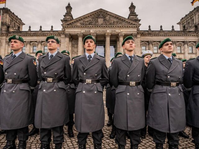 Príslušníci Bundeswehru pred Bundestagom v Berlíne