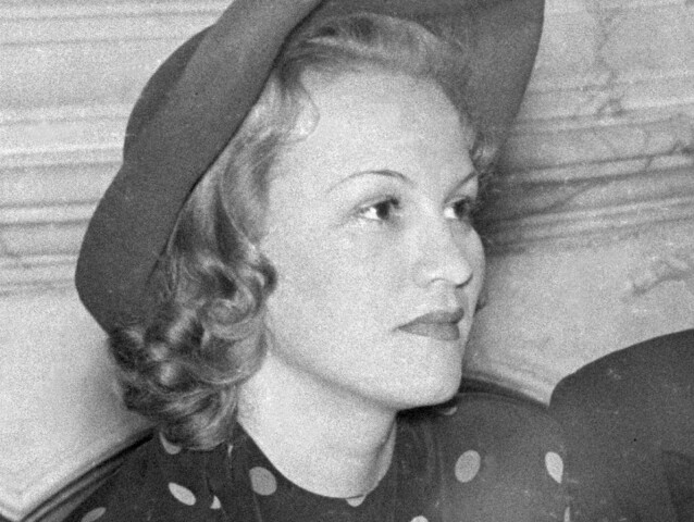 Česká herečka Adina Mandlová na zábere z roku 1942.