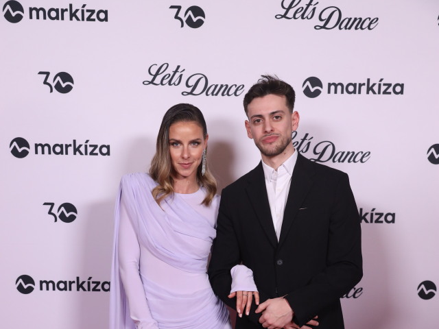 Herečka a speváčka Nela Pocisková so svojím tanečným partnerom. 