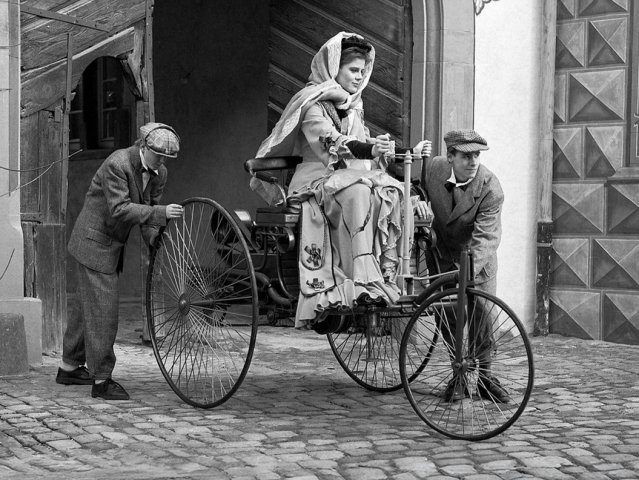 žena, auto, história