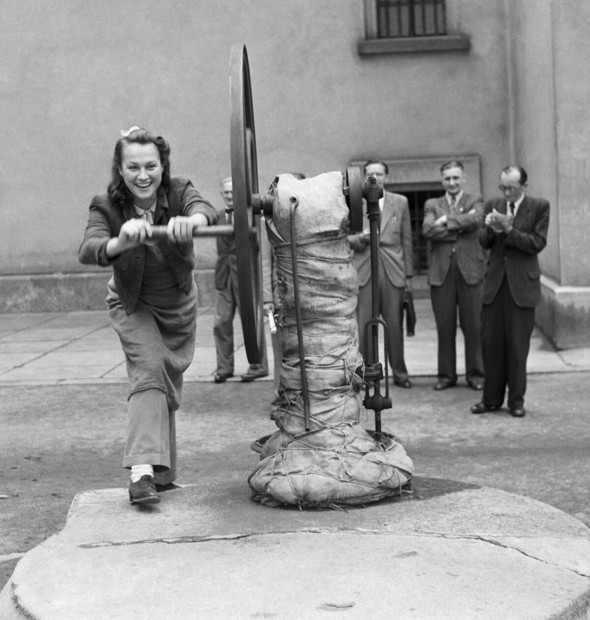 Herečka Adina Mandlová na dvore pankráckej väznice v roku 1945.