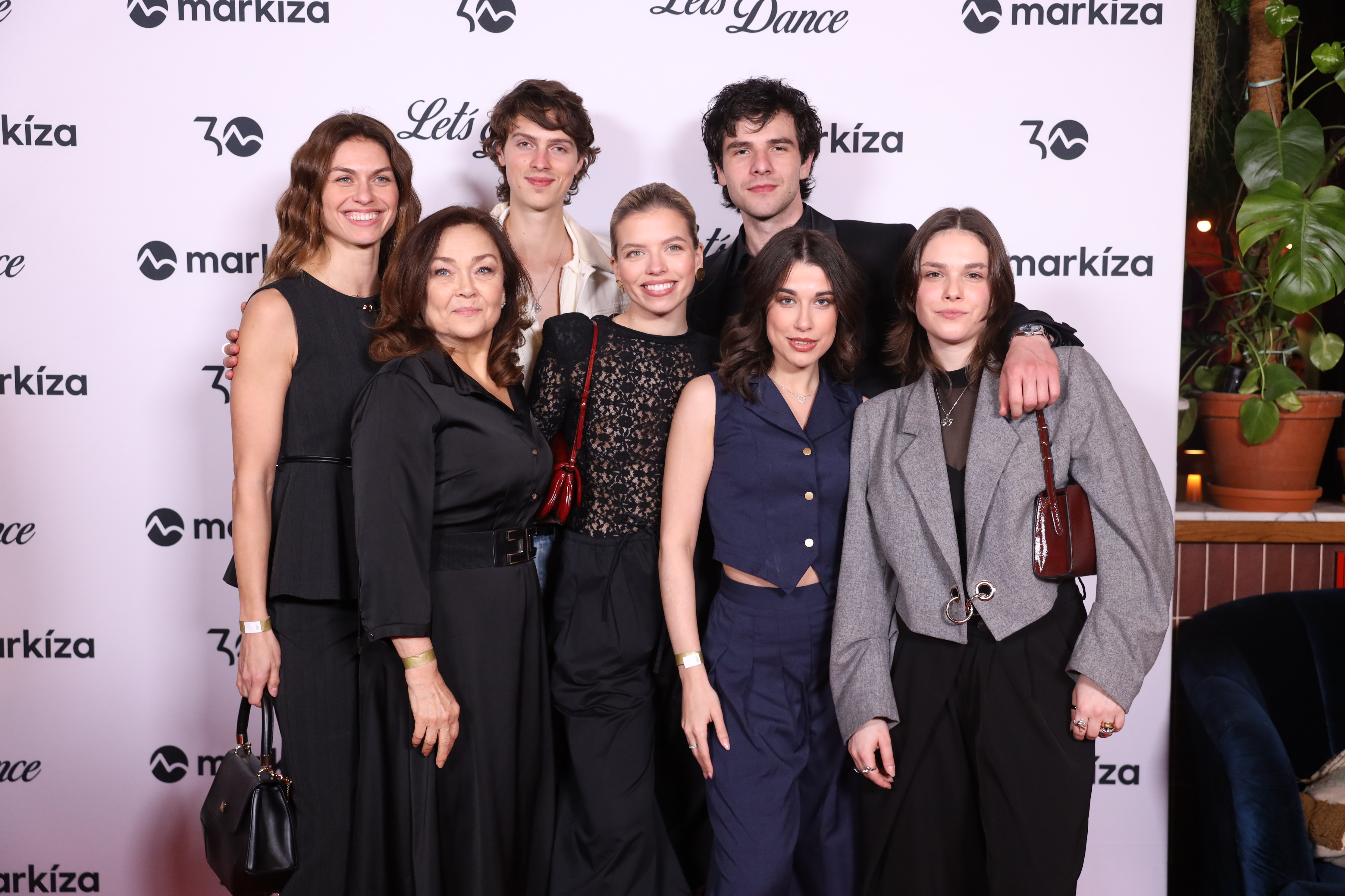 Zľava hore: Adriana Novakov, Kristián Macháček a Kristián Baran, vpredu: Dagmar Sanitrová, Kristína Sisková, Adriána Brnčalová a Paula Lopatovská.