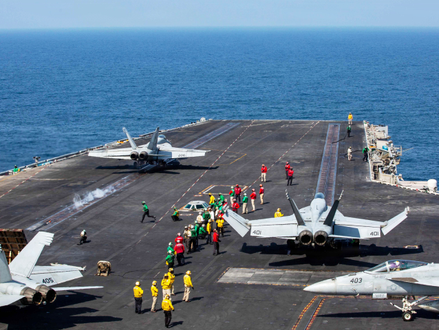 stíhačky lietadlová loď USS Abraham Lincoln Nimitz irán epic fury