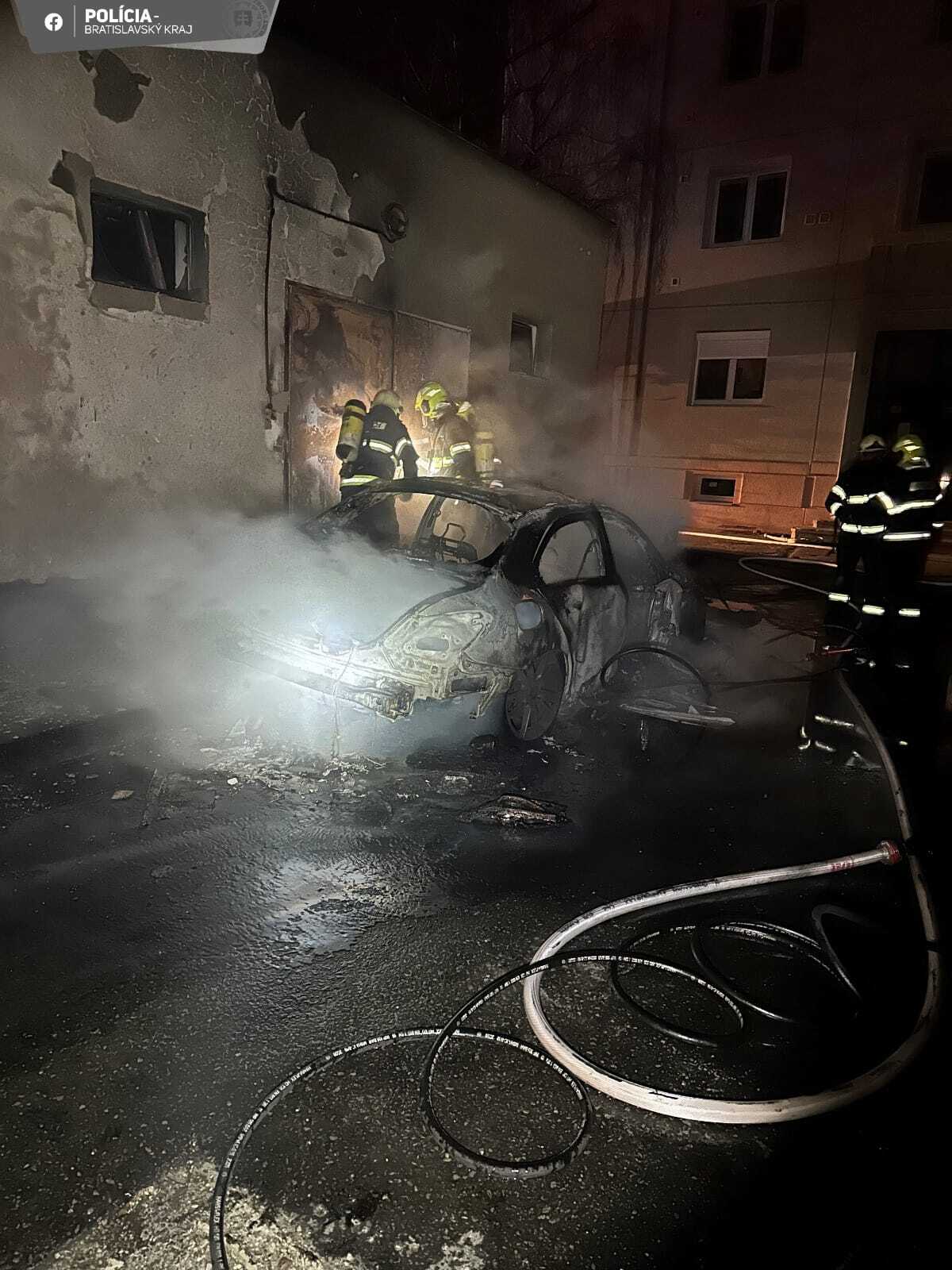 požiar autá hasiči polícia bratislava