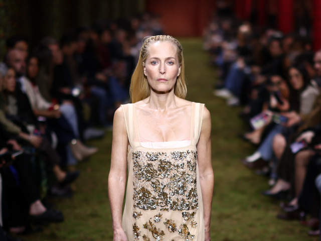 Herečka Gillian Anderson uzatvára prehliadku Miu Miu Jeseň/Zima 2026-2027.