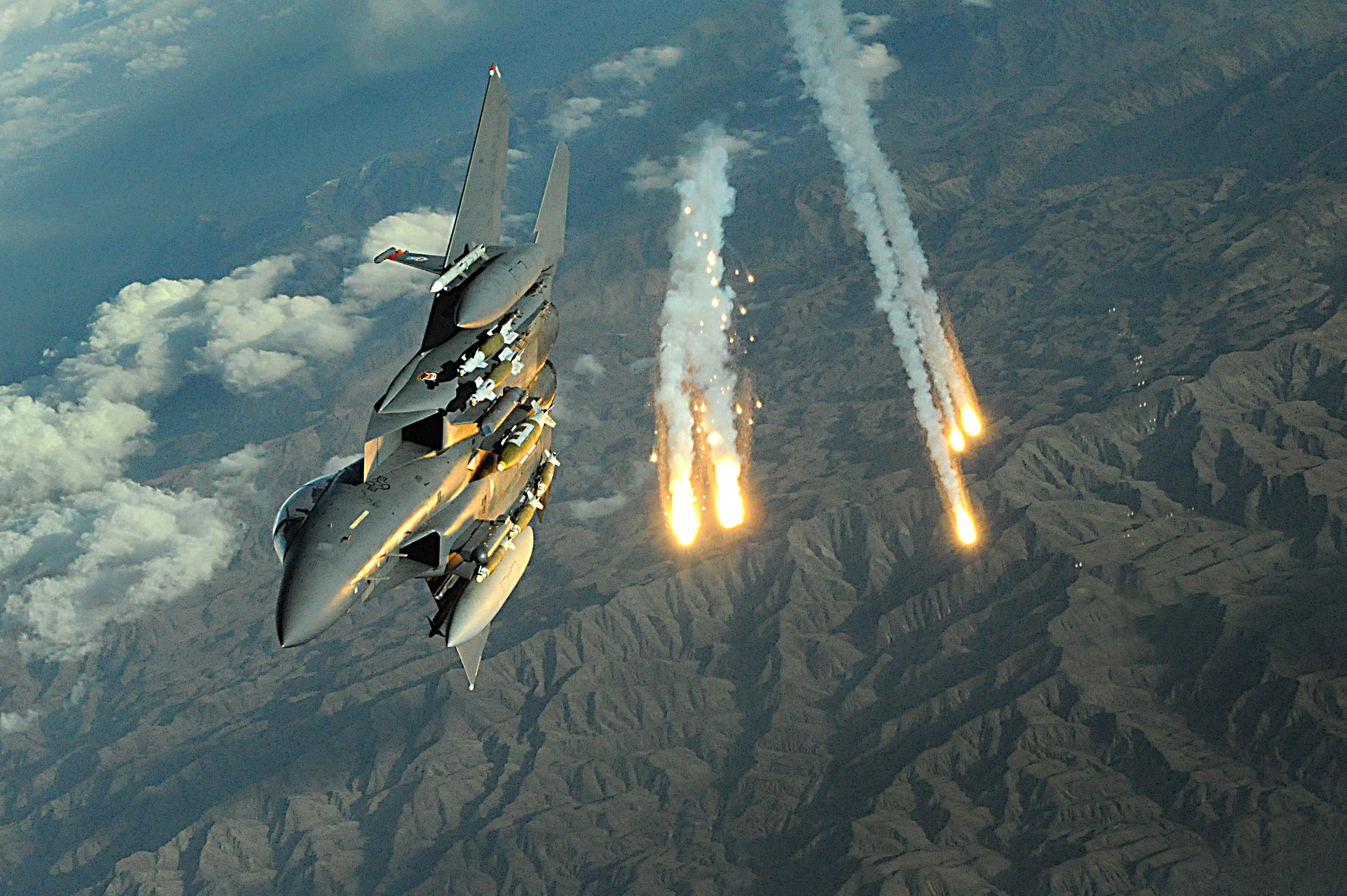 Americké stíhacie lietadlo F-15E Strike Eagle nad Afganistanom v r. 2008