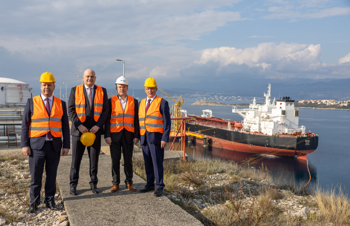 ropa, rafinéria, MOL, tanker, JANAF, ropovod,