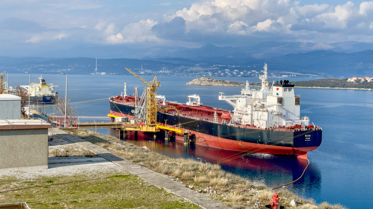 ropa, rafinéria, MOL, tanker, JANAF, ropovod,