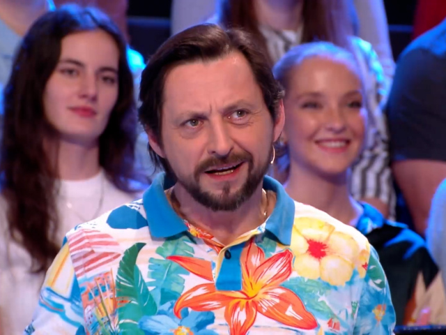Herec Lukáš Latinák na zábere zo štúdia šou Záhady tela. 