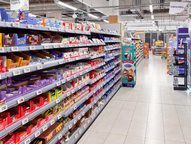 potraviny obchod regály nákup sladkosti 